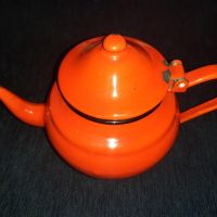 Малък метален ретро чайник в червен цвят, снимка 2 - Аксесоари за кухня - 45686422