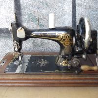 Шевна машина "Britannia" ръчна стара работеща, снимка 2 - Антикварни и старинни предмети - 45494458