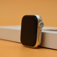 Apple Watch 9 41 mm Starlight Гаранционен, снимка 2 - Смарт гривни - 45326749