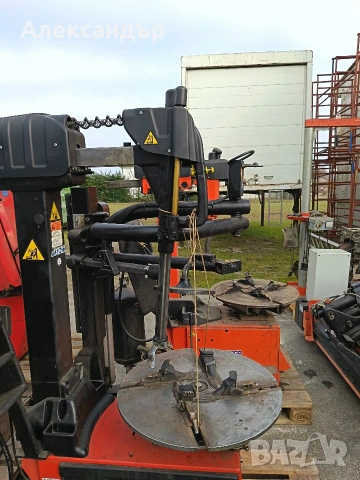 машина за гуми с помощно рамо