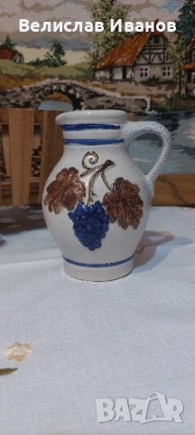 Винтидж керамична вазичка с релефен грозд.Перфектно състояние 