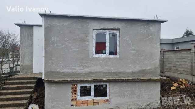 Продавам парцел с монолитна тухлена къща на 2 етажа в с.Яребична , снимка 8 - Вили - 49741419