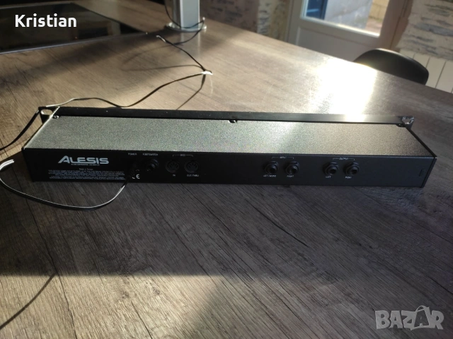 Вокално инструментален ефект процесор ALESIS MICROVERB 4, снимка 2 - Ресийвъри, усилватели, смесителни пултове - 53932788