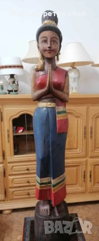 Старинна дърворезба на Тайландска жена .Често се поставя на входовете като приветствен жест. 