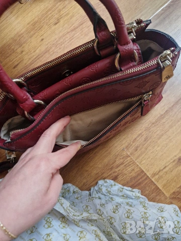 Оригинална чисто нова чанта на Guess, купувана от Англия, снимка 12 - Чанти - 53660761