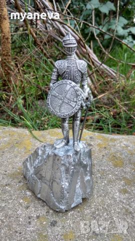 Скулптура на рицар  , метална с богата орнаментика , снимка 10 - Статуетки - 45879068