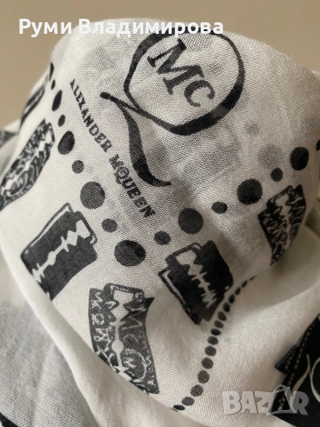 Бял шал Аlexander Mcqueen, снимка 6 - Шалове - 53785986