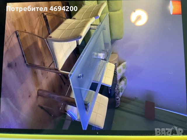 Стъклена маса за хранение.