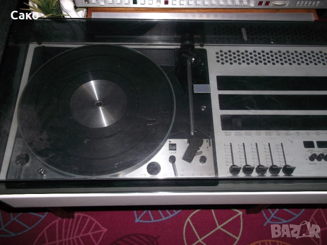 Продавам радио усилвател с грамофон WEGA, снимка 4 - Ресийвъри, усилватели, смесителни пултове - 53873433