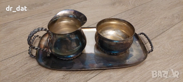 Посребрен английски сет от две канички с поднос