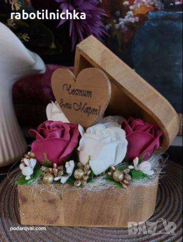 Дървена кутия сърце със сапунен божур и рози за 8-ми Март, снимка 1 - Сувенири от дърво - 45616579