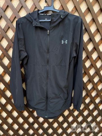 Under Armour Woven Fitted Hooded Running Jacket — размер S/M, снимка 1 - Спортни дрехи, екипи - 46451880