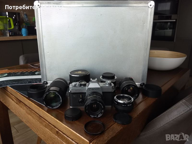 Фотоапарат Canon FTb с 3 обектива, телеконвертер 2х, светкавица и куфар, снимка 1