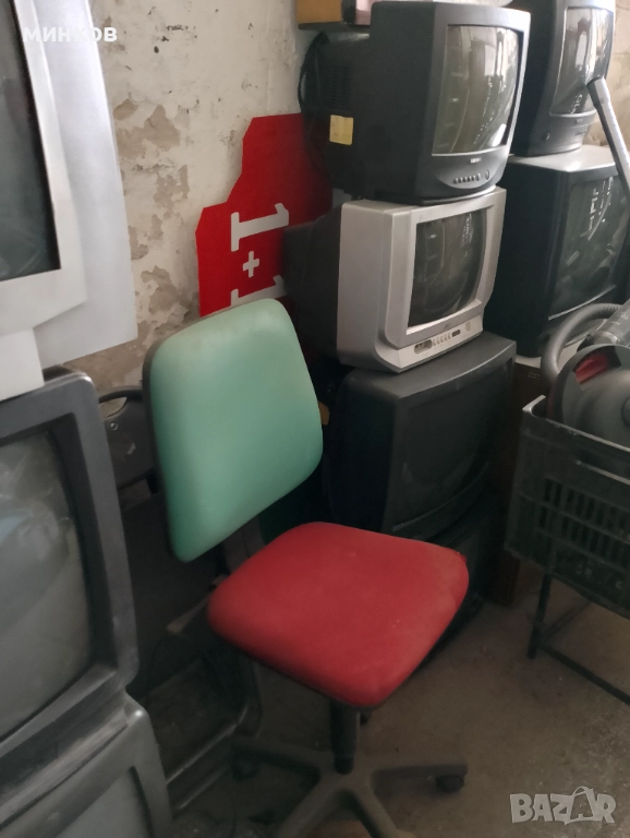 Накуп уреди от Австрия 1 бус компютри монитори бюра столове кафемашини ТV стари Рутери и др.уреди, снимка 1
