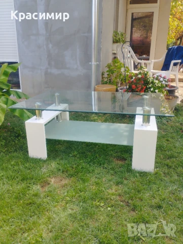 Маса от закалено фасетирано стъкло и неръждаем метал. Изключително сигурна и стабилна. 