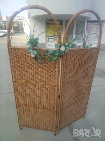 Изящен разделителен свободно стоящ параван от ратан с 2 пана от плетено естествен ратан в цвят светл