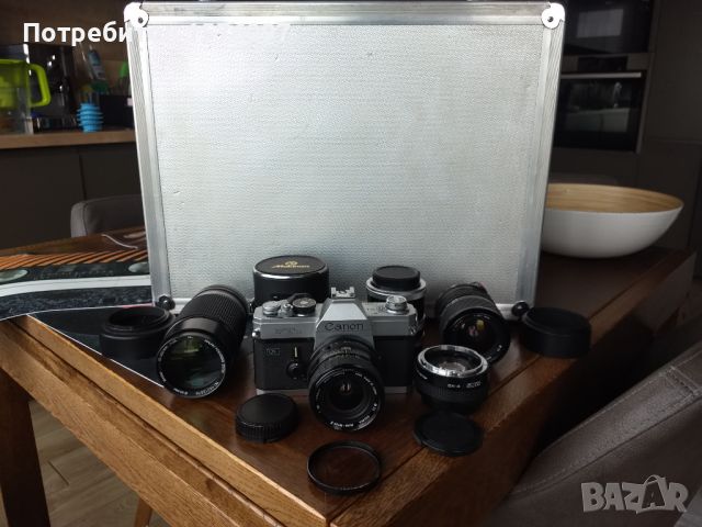 Фотоапарат Canon FTb с 3 обектива, телеконвертер 2х, светкавица и куфар, снимка 1 - Фотоапарати - 46182336