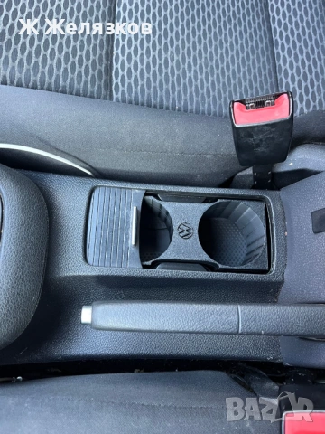 Поставка за чаши за VW Golf 5