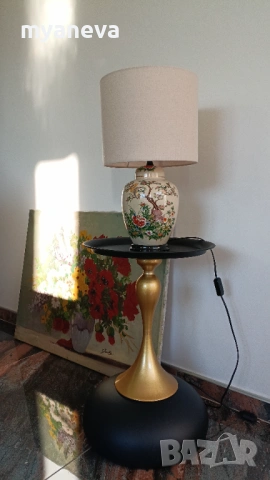 Vintage настолна лампа с порцеланова основа в азиатски стил и текстилен абажур . 