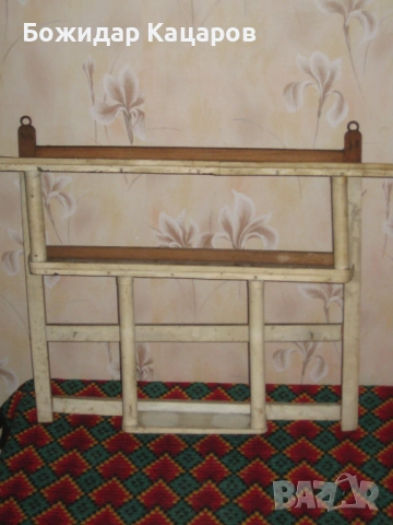 Стара дървена поставка, за порцеланови буркани. Цена 15 €. Пращам по Еконт.