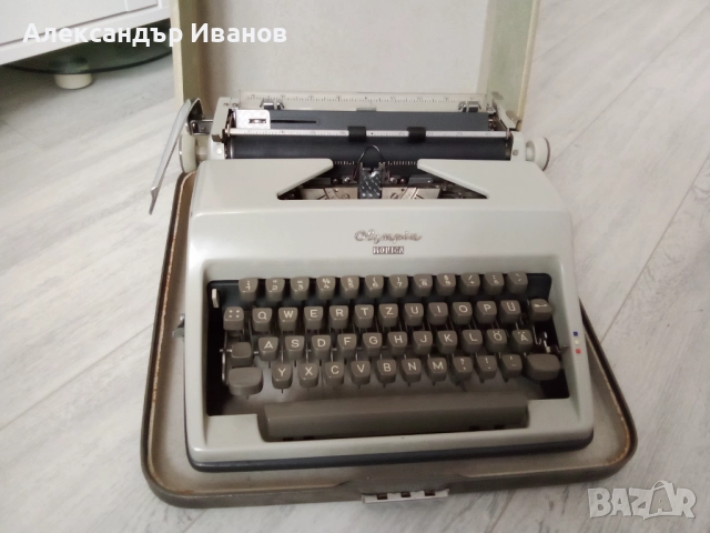 Германска пишеща машина OLYMPIA 1968 г.
