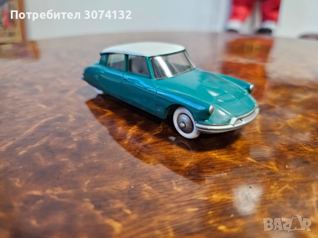 Чисто нова колекционерска количка Citroen DS 19 