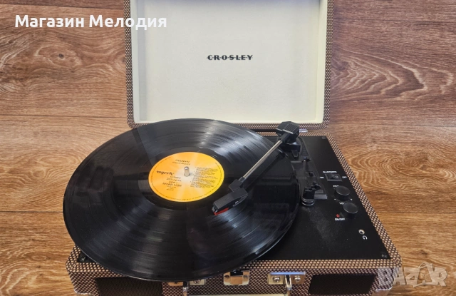 Грамофон в куфарче Crosley Cruiser Deluxe CR8005D – Bluetooth & Vintage Style, снимка 11 - Грамофони - 53778742