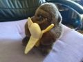 Плюшена горила маймуна с банан Н-16см и 15х12см нова немска, снимка 6