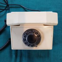 Стар телефон със шайба , снимка 1 - Стационарни телефони и факсове - 45569823