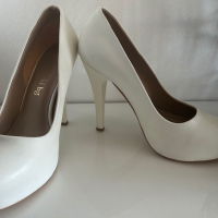 Бели кожени обувки , снимка 1 - Дамски обувки на ток - 44938526