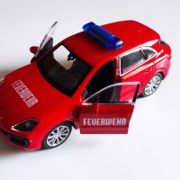 Porsche Cayenne Turbo Feuerwehr Welly 1:34-39, снимка 2 - Колекции - 45333146