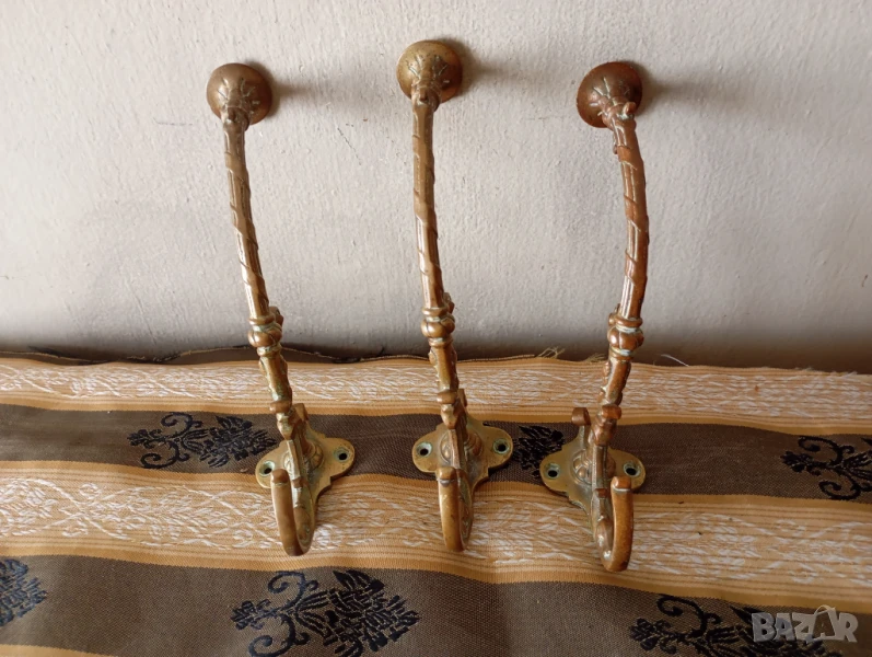 Три стари бронзови закачалки, снимка 1