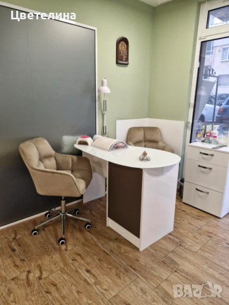 Бюро за маникюристи, снимка 1