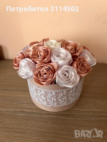 Луксозен букет от сатенени рози в кутия