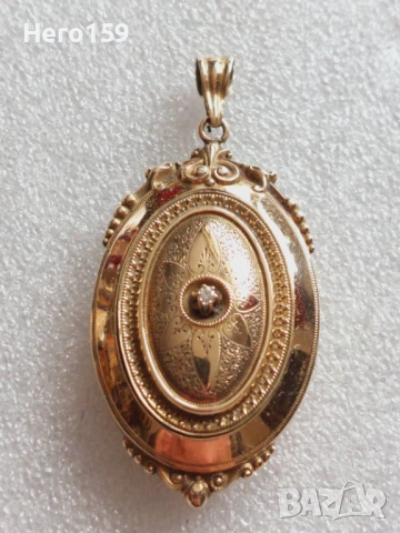 Стар златен 8 каратов викториански медальон с брилянт