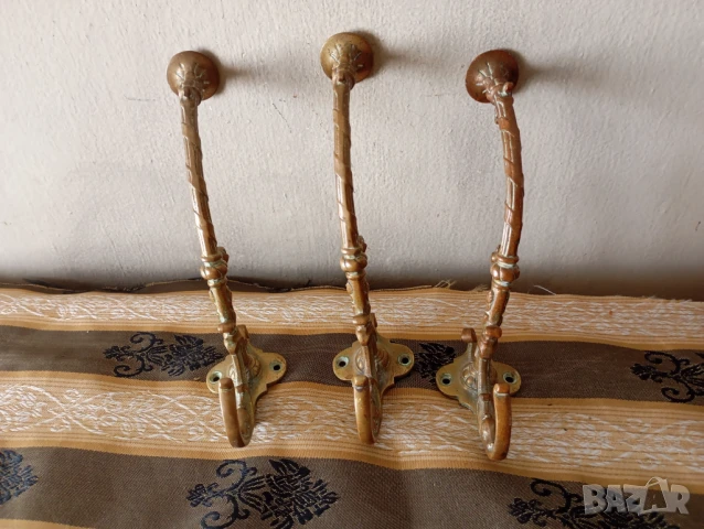 Три стари бронзови закачалки