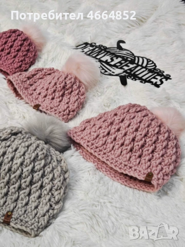Ръчно плетена релефна шапка „Виктория“ с подвижен пухкав помпон, снимка 4 - Шапки - 52592150