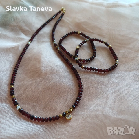 Бижута от естествени камъни – сет от колие и две гривни. /гранат, хематит, лунен камък/, снимка 2 - Бижутерийни комплекти - 52233453