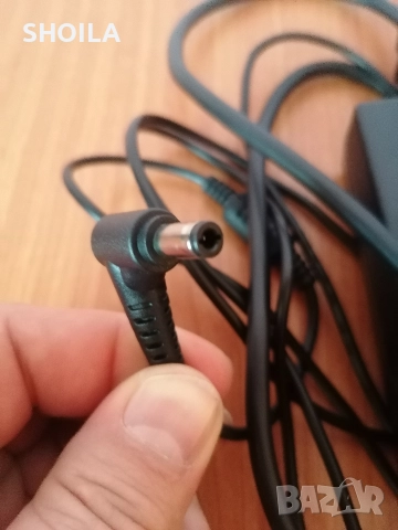 Зарядно 19v , снимка 2 - Кабели и адаптери - 52947721