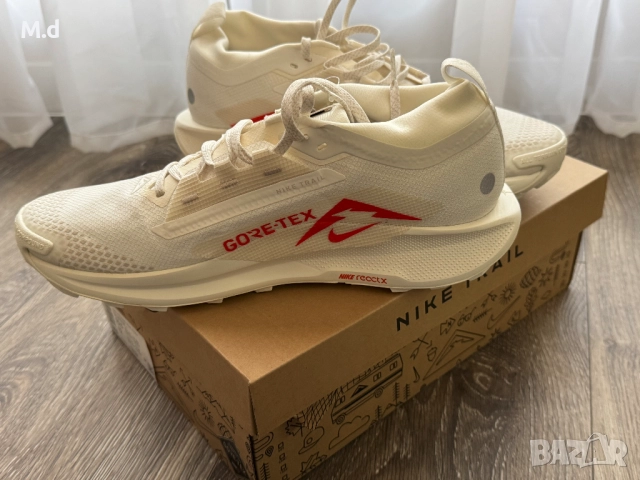 Мъжки Nike, Непромокаеми обувки Pegasus Trail 5 GTX за бягане, Бежов/Аленочервен/Крем, снимка 7 - Спортни обувки - 52105188