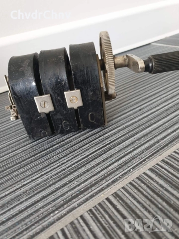 Малко старо динамо с манивела/телефонен магнитен генератор на ток