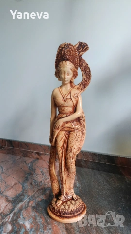 Статуетка от остров Бали на танцьорка в традиционни одежди. 