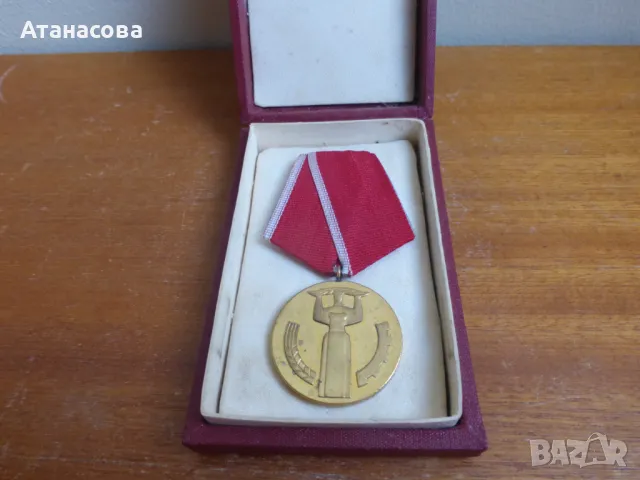 Юбилеен медал "25 години Народна власт" орден 1969 г, снимка 3 - Антикварни и старинни предмети - 50227609