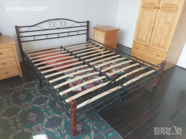 Двойно метално легло с дървени крака