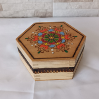 Стара дървена кутия - шестоъгълна с пирография - Българска, снимка 1 - Антикварни и старинни предмети - 44967745