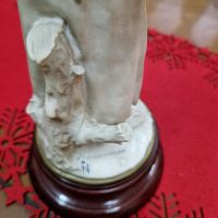 Чудесна много красива антикварна колекционерска италианска порцеланова фигура статуетка Capodimonte , снимка 6 - Статуетки - 45649638