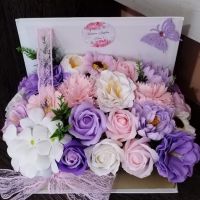 Кутия книга със сапунени цветя в лилаво,розово и бяло, снимка 1 - Подаръци за жени - 45496300