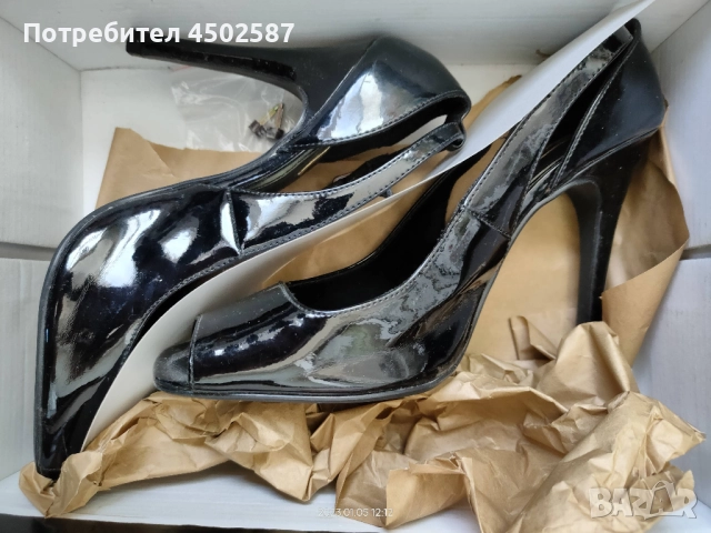 Черни лачени обувки