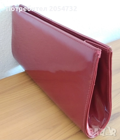 Червено дамско портмоне с верижка, снимка 2 - Портфейли, портмонета - 52289562