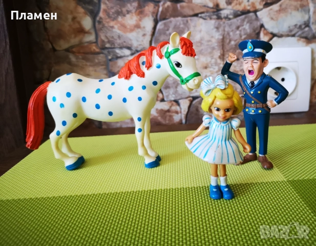 Пипи - три стари гумени фигури на Аника, коня и полицая